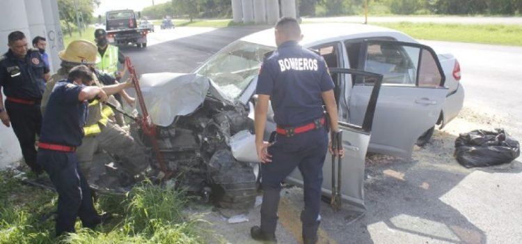 Conductor queda atrapado en un accidente en el Periférico de Mérida