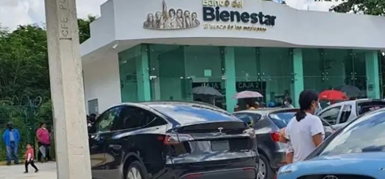 Llegó en un Tesla X3 a la sucursal del Banco del Bienestar