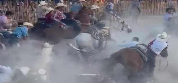 Carambola de caballos provoca caos en torneo de lazo en Telchac, Yucatán