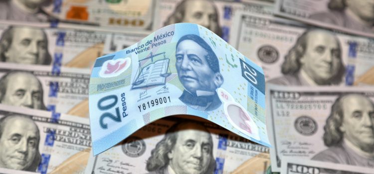 Advierte Moody’s de una caída del peso frente al dólar