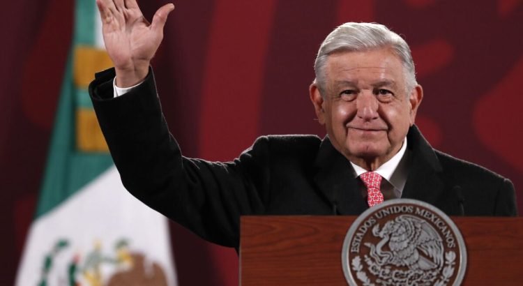 Elogia López Obrador a sus “corcholatas”