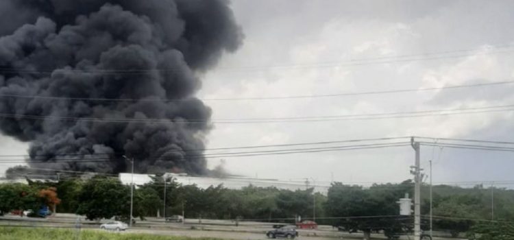 Incendio en parque industrial de Xcanatún, consume seis empresas