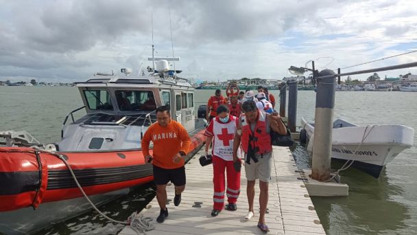 Marina rescata a dos pescadores en aguas de la Costa Esmeralda, Yucatán