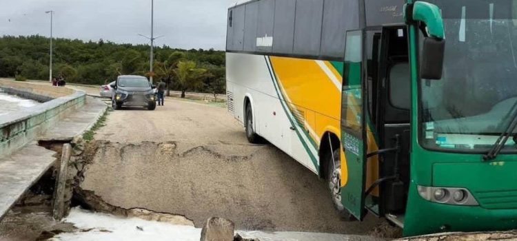 Carretera de Yucatán se desfonda; autobús de pasajeros se atasca