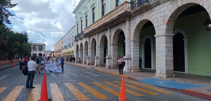 Manifestantes denuncian presunta red de estafadores, frente al Palacio de Gobierno en Yucatán