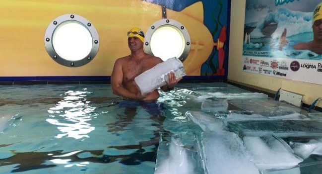 En nadador yucateco Carlos Franco se prepara el Reto Antártica 1KM