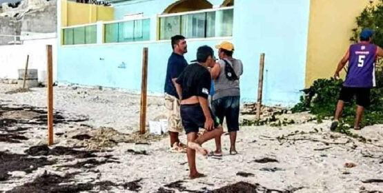 Denuncian intento ilegal de adueñarse de playa en Yucatán por parte de mujer extranjera