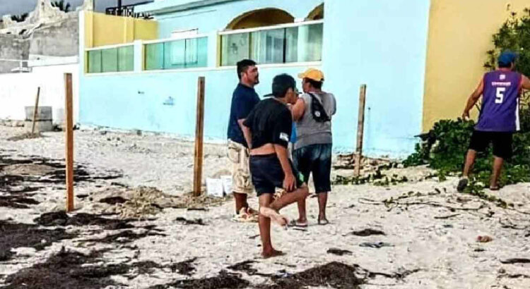 Denuncian intento ilegal de adueñarse de playa en Yucatán por parte de mujer extranjera