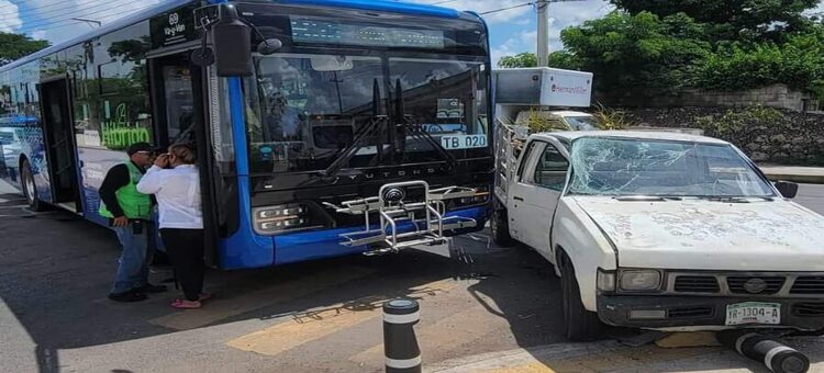 Camioneta invade el carril del “Va y Ven” cerca del parque La Plancha en Mérida