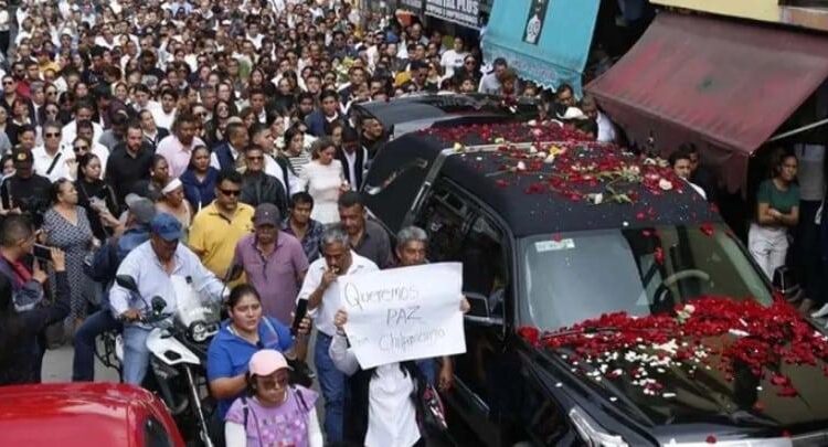 Un pueblo unido clama justicia en el funeral de Alejandro Arcos