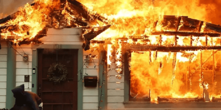 Evacuaciones masivas en Los Ángeles por incendios forestales Evacuaciones masivas en Los Ángeles por incendios forestales