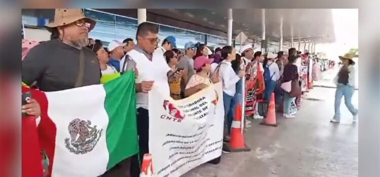 CNTE paraliza aeropuerto de Mérida, Yucatán