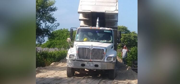 Denuncian relleno ilegal en humedales de Sisal, Yucatán