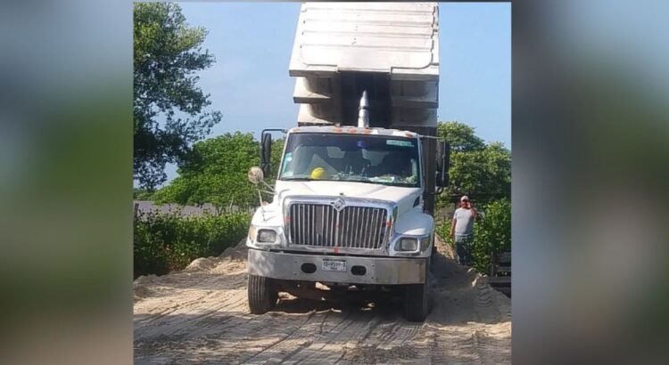 Denuncian relleno ilegal en humedales de Sisal, Yucatán