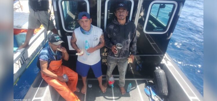 Rescatan a 3 pescadores en Yucatán Rescatan a 3 pescadores en Yucatán