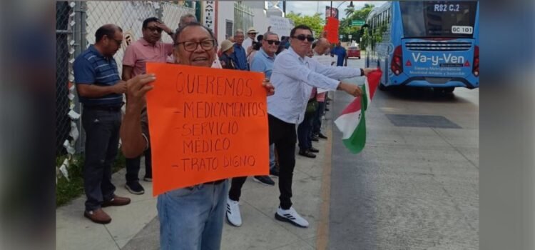 Jubilados de Pemex enfrentan falta de medicinas y atención médica