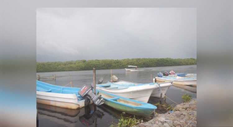 Pescadores detienen labores ante el primer norte de la temporada