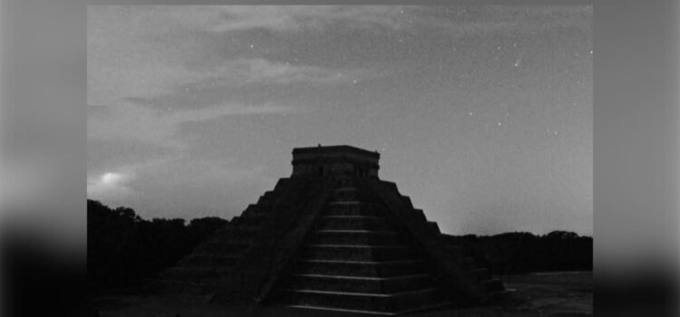 Chichén Itzá y Sisal, testigos del paso del cometa Lemmon Chichén Itzá y Sisal, testigos del paso del cometa Lemmon
