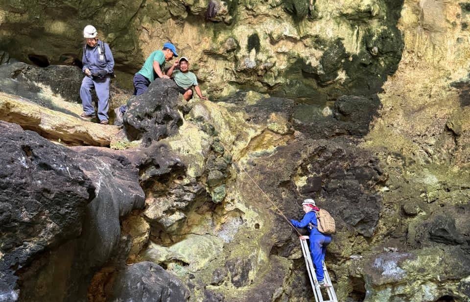 Descubren indicios arqueológicos en cueva con cenote en Yucatán
