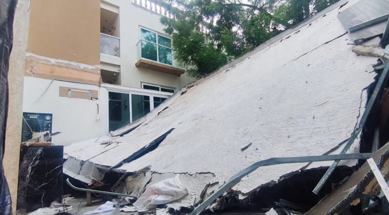 Colapsa techo de hotel en Mérida tras acumulación de agua por lluvias