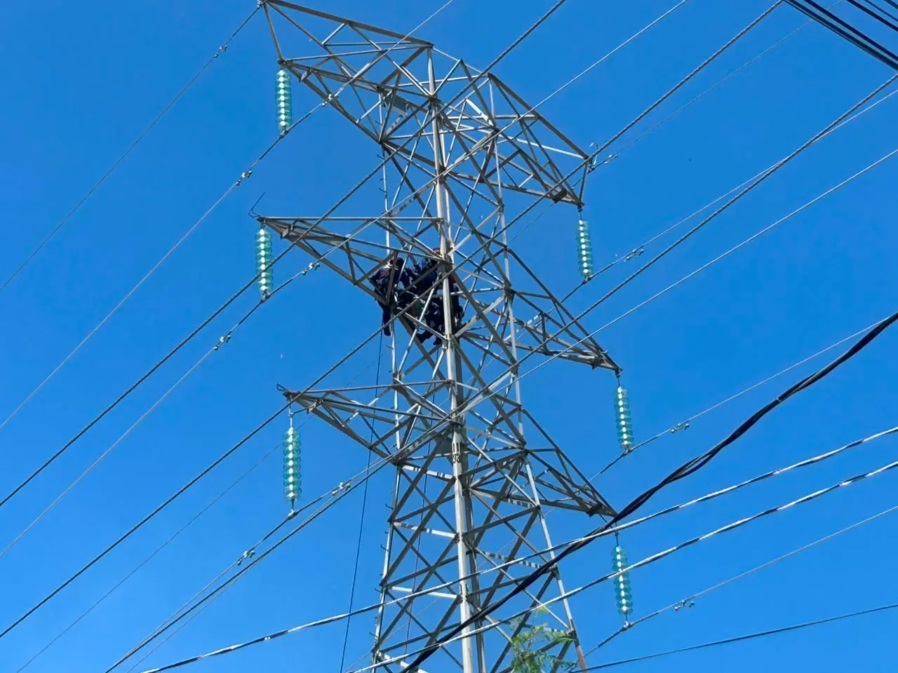 Mérida: rescatan a joven que escaló torre de CFE