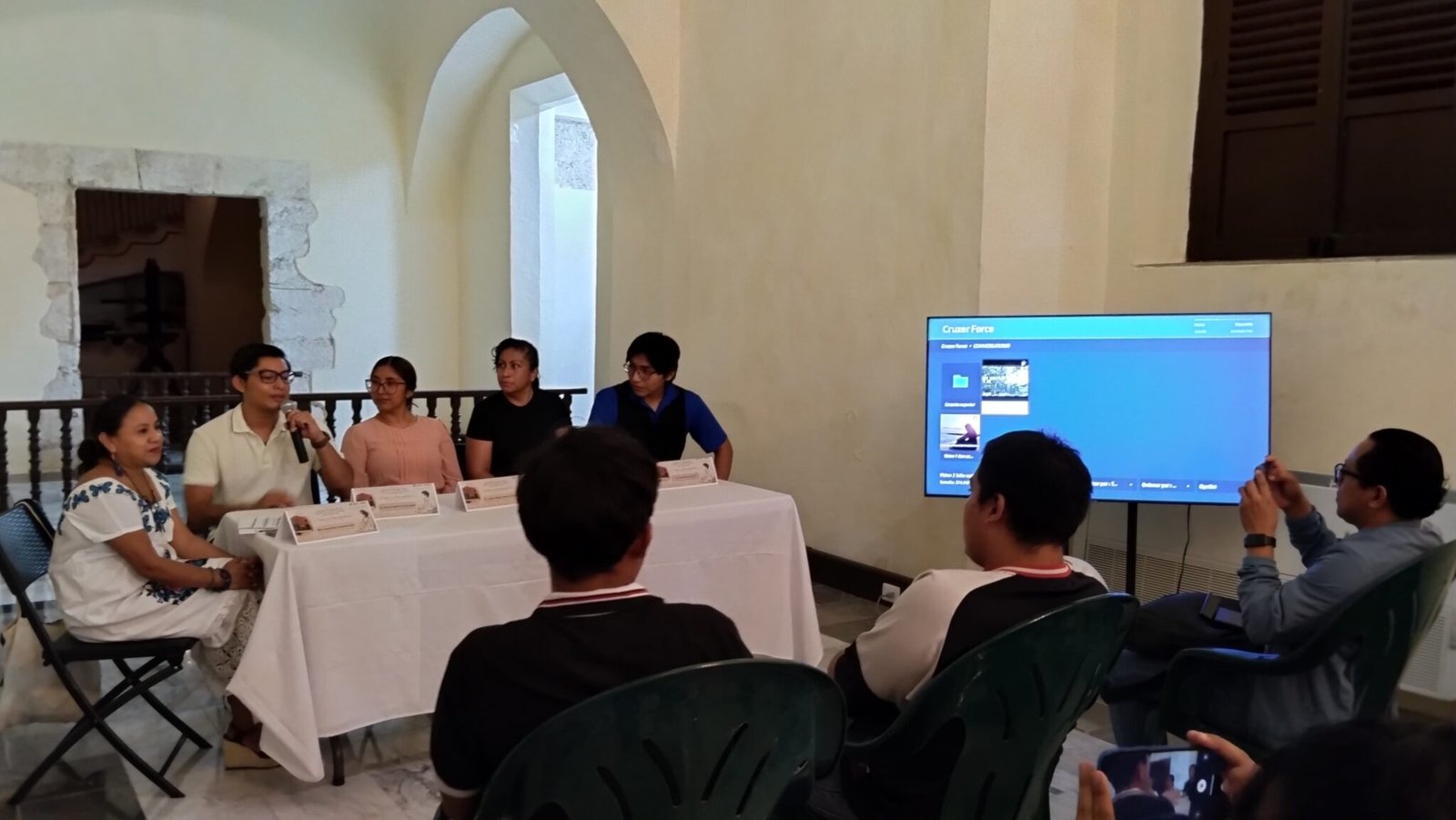 Estudiantes exponen la importancia del servicio psicológico en lengua maya