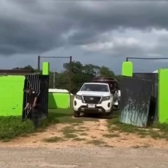 Alcalde de Espita usa campo deportivo para montar su caballo