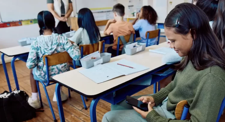 El 3 de noviembre entra en vigor la restricción de celulares en las escuelas yucatecas