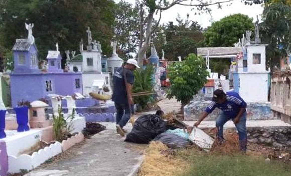 Dan mantenimiento a cementerios de Mérida previo al Hanal Pixán